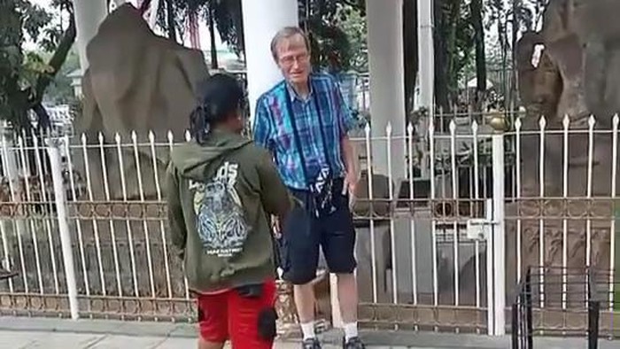 Emak-emak diduga memeras turis di Palembang.