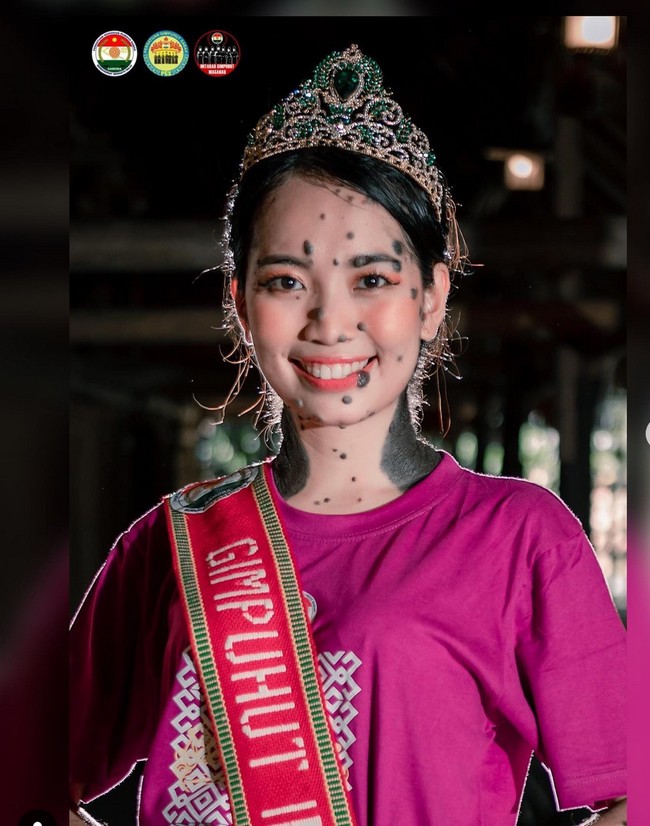 Evita mengikuti kontes kecantikan lainnya pada 2021. Dia menjadi finalis dan berkompetisi di ajang Mitarab Gimpuhut Momogun (MGM), sebuah kontes kecantikan tradisional di Malaysia. Foto: Instagram/@evita_delmundo
