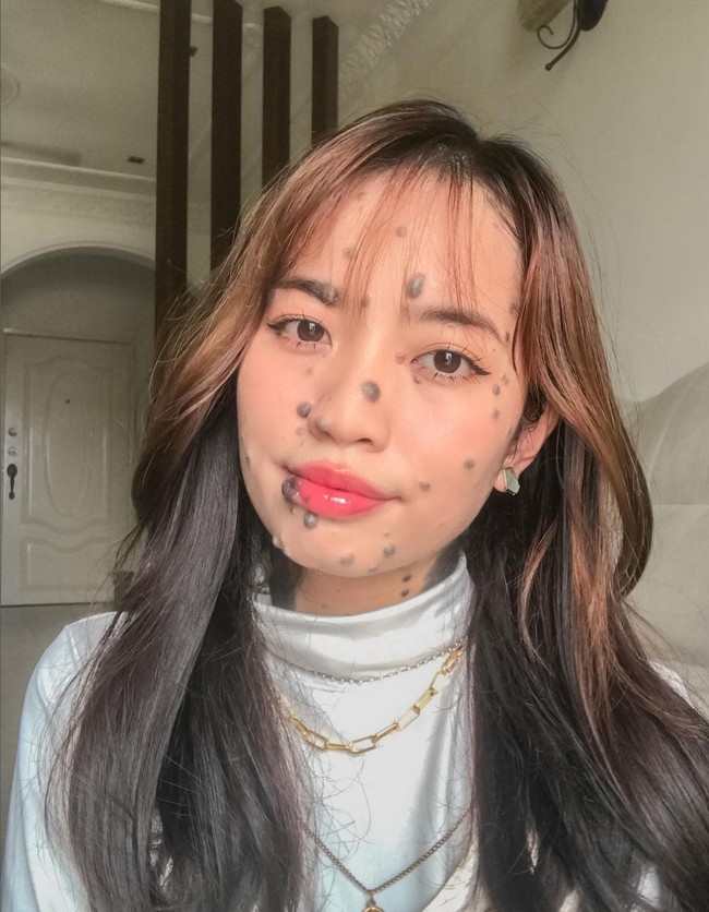 “Pertama, ini bukan penyakit. Mereka hanya tahi lalat normal. Saya telah bertemu dengan spesialis kulit dan mereka mengatakan kepada saya bahwa ini bukan penyakit kulit, ungkap Evita kepada New Straits Times. Foto: Instagram/@evita_delmundo