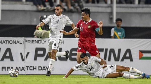 Pemain Timnas Indonesia dalam pertandingan persahabatan FIFA Matchday melawan Timnas Palestina di Stadion Gelora Bung Tomo, Surabaya, Jawa Timur, Kamis (14/6/2023). ANTARA FOTO/Zabur Karuru/hp.
