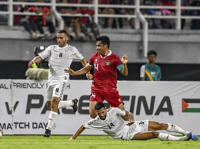 Pemain Timnas Indonesia dalam pertandingan persahabatan FIFA Matchday melawan Timnas Palestina di Stadion Gelora Bung Tomo, Surabaya, Jawa Timur, Kamis (14/6/2023). ANTARA FOTO/Zabur Karuru/hp.
