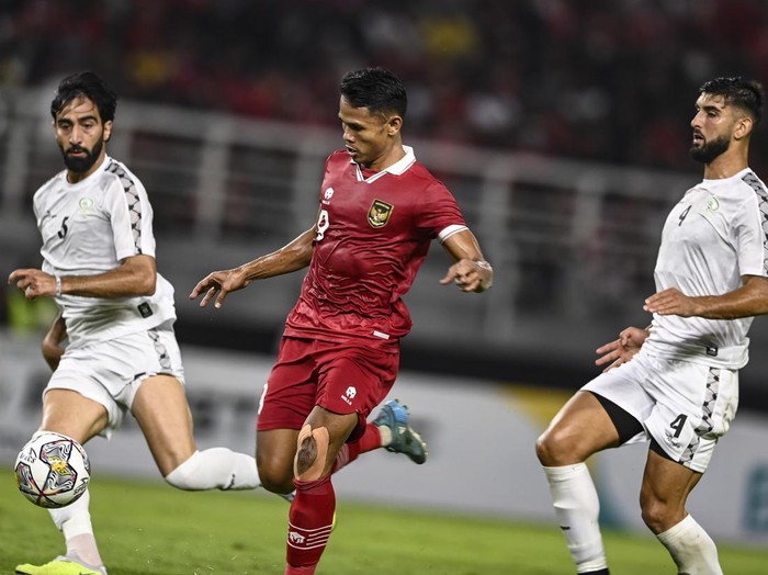 Pemain Timnas Indonesia dalam pertandingan persahabatan FIFA Matchday melawan Timnas Palestina di Stadion Gelora Bung Tomo, Surabaya, Jawa Timur, Kamis (14/6/2023). ANTARA FOTO/Zabur Karuru/hp.