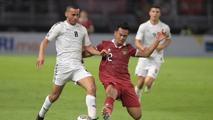 Pemain Timnas Indonesia dalam pertandingan persahabatan FIFA Matchday melawan Timnas Palestina di Stadion Gelora Bung Tomo, Surabaya, Jawa Timur, Kamis (14/6/2023). ANTARA FOTO/Zabur Karuru/hp.