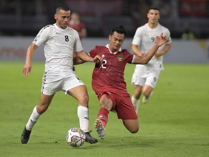 Pemain Timnas Indonesia dalam pertandingan persahabatan FIFA Matchday melawan Timnas Palestina di Stadion Gelora Bung Tomo, Surabaya, Jawa Timur, Kamis (14/6/2023). ANTARA FOTO/Zabur Karuru/hp.
