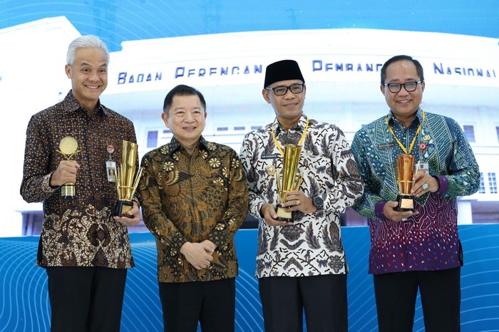 Ganjar Ungkap Resep Pembangunan Jateng hingga Sabet Penghargaan Bappenas