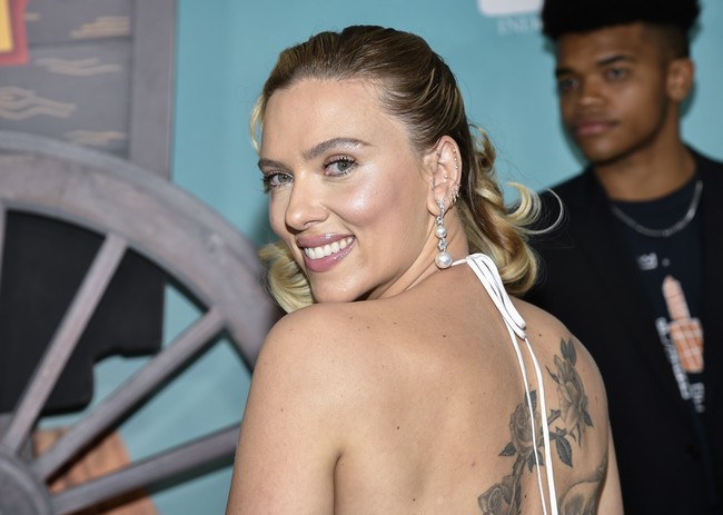 Keduanya muncul dengan penampilan yang senada, yakni dalam nuansa monokrom putih-hitam. Scarlett Johansson menebar pesonanya dengan gaun putih bersiluet mermaid yang bagian belakangnya mengekspos tato bertema bunga. (Foto: Evan Agostini/Invision/AP)