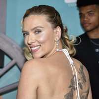 Keduanya muncul dengan penampilan yang senada, yakni dalam nuansa monokrom putih-hitam. Scarlett Johansson menebar pesonanya dengan gaun putih bersiluet mermaid yang bagian belakangnya mengekspos tato bertema bunga. (Foto: Evan Agostini/Invision/AP)
