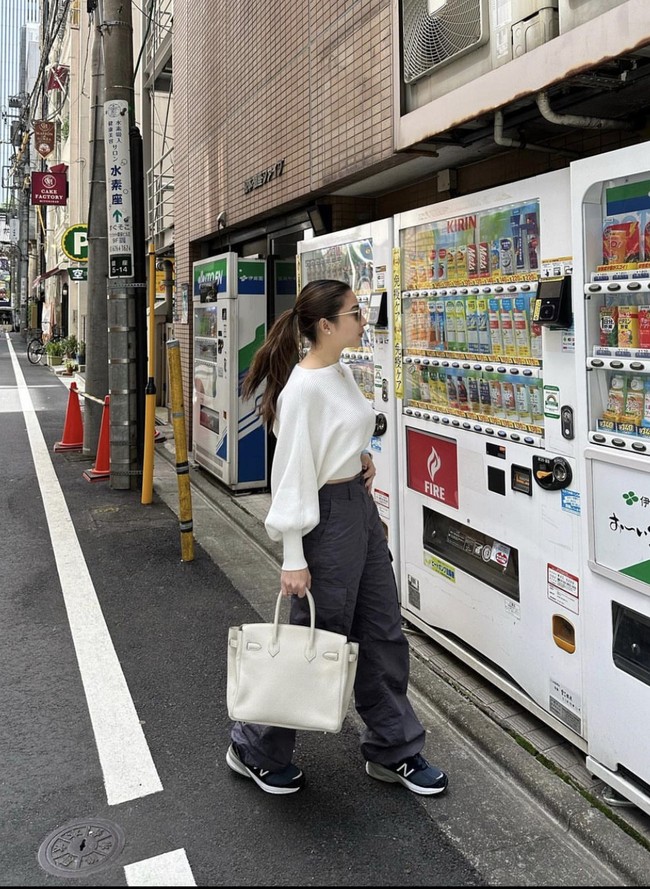 Nikita Willy memilih gaya oversized dan sneakers yang nyaman saat berlibur ke Jepang. Foto: Instagram @nikitawillyofficial94