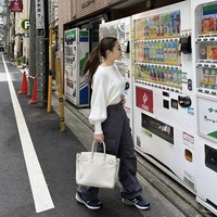 Nikita Willy memilih gaya oversized dan sneakers yang nyaman saat berlibur ke Jepang. Foto: Instagram @nikitawillyofficial94