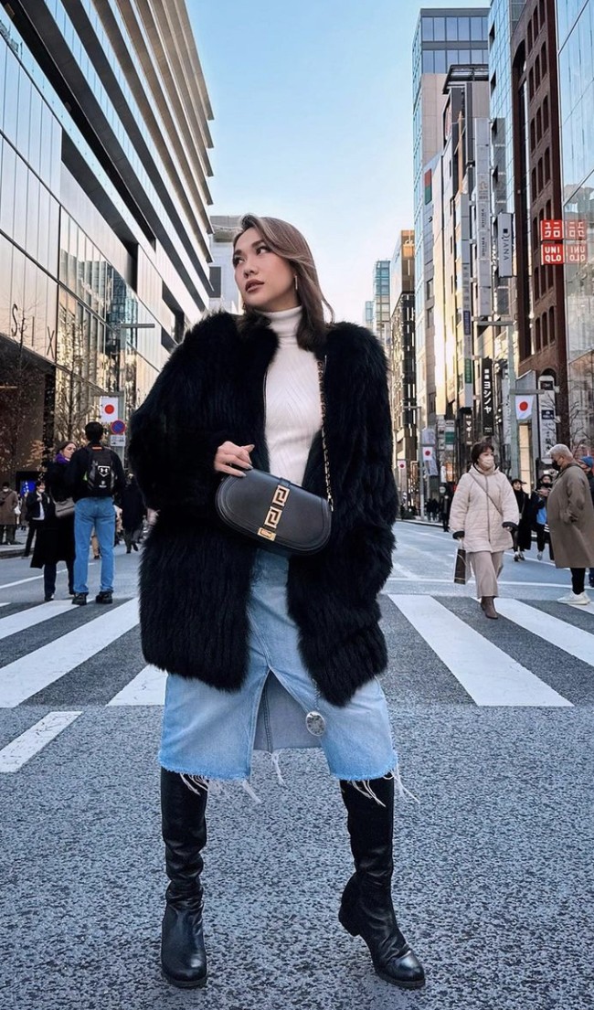 Lihat gaya street style Bunga Citra Lestari (BCL) yang stylish dengan rok jeans dan ankle boots. Foto: Instagram @bclsinclair 