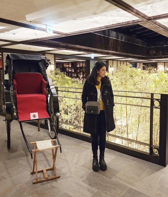 Dian Sastrowardoyo tampil manis dengan setelan serba hitam dan boots tinggi yang menjadi salah satu gaya khas Jepang. Foto: Instagram @therealdisastr