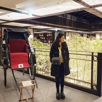 Dian Sastrowardoyo tampil manis dengan setelan serba hitam dan boots tinggi yang menjadi salah satu gaya khas Jepang. Foto: Instagram @therealdisastr