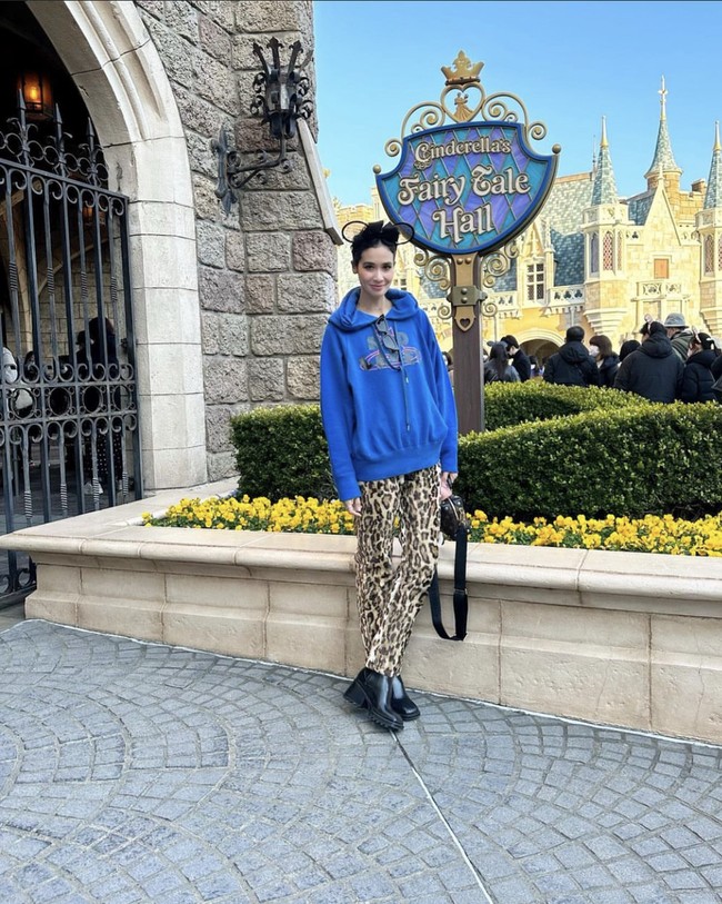 Oversized sweater dan animal print pants menjadi pilihan Marsha Timothy saat berlibur ke Jepang. Foto: Instagram @marshatimothy 