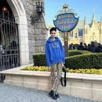 Oversized sweater dan animal print pants menjadi pilihan Marsha Timothy saat berlibur ke Jepang. Foto: Instagram @marshatimothy 