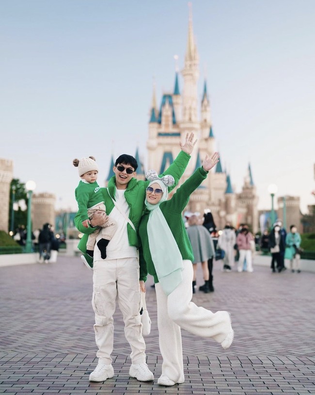 Gaya Dinda Hauw saat liburan ke Jepang kali ini bisa menjadi inspirasi tampil kompak ketika berlibur. Perpaduan warna yang kontras antara hijau dan putih membuat penampilan terlihat semarak. Foto: Instagram dindahw