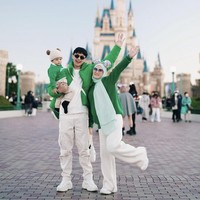 Gaya Dinda Hauw saat liburan ke Jepang kali ini bisa menjadi inspirasi tampil kompak ketika berlibur. Perpaduan warna yang kontras antara hijau dan putih membuat penampilan terlihat semarak. Foto: Instagram dindahw