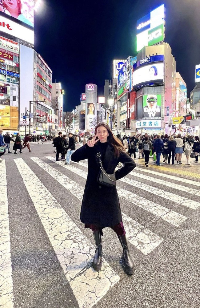 Pilihan baju serba hitam memang tidak pernah salah saat pergi ke Jepang. Lihat saja gaya Yuki Kato ini dengan perpaduan boots tinggi saat bergaya street style. Foto: Instagram @yukikt