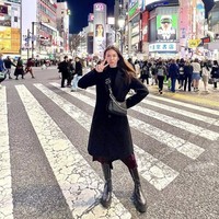 Pilihan baju serba hitam memang tidak pernah salah saat pergi ke Jepang. Lihat saja gaya Yuki Kato ini dengan perpaduan boots tinggi saat bergaya street style. Foto: Instagram @yukikt