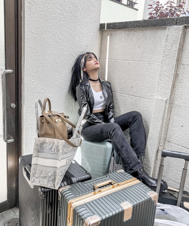 Inspirasi gaya selanjutnya datang dari Fuji. Perpaduan crop top dan leather outerwear menjadi pilihannya untuk tampil monokrom. Foto: Instagram @fuji_an