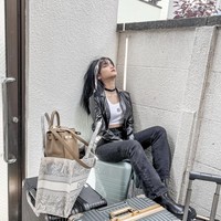 Inspirasi gaya selanjutnya datang dari Fuji. Perpaduan crop top dan leather outerwear menjadi pilihannya untuk tampil monokrom. Foto: Instagram @fuji_an