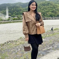 Titi Kamal tampil santai dengan legging dan kaos panjang. Namun gayanya dilengkapi double breasted blazer agar lebih formal. Foto: Instagram @titi_kamall