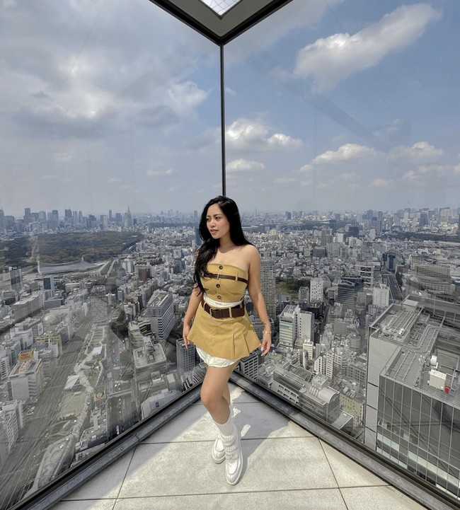 Rachel Vennya merupakan salah satu selebriti yang liburan ke Jepang. Ia tampil stylish dan seksi dengan atasan strapless serta rok mini warna khaki. Foto: Instagram @rachelvennya 