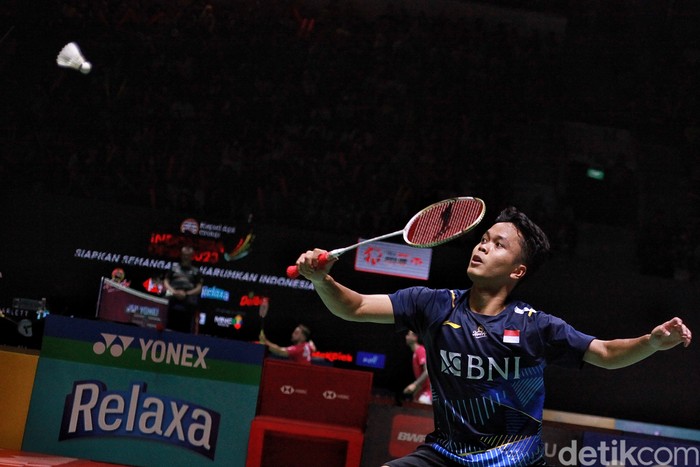 Anthony Sinisuka Ginting hadapi Hans-Kristian Vittinghus di Indonesia Open 2023. Ginting kunci tiket ke babak 16 besar dengan menang dua gim.
