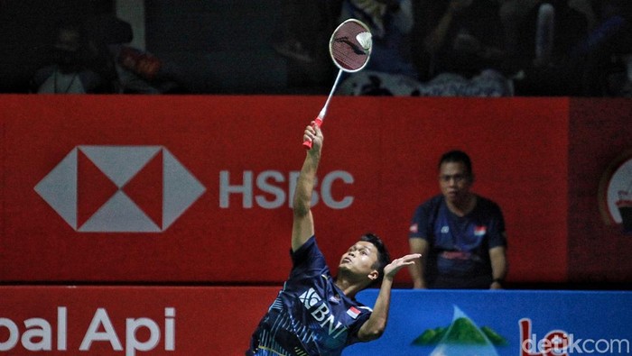 Anthony Sinisuka Ginting hadapi Hans-Kristian Vittinghus di Indonesia Open 2023. Ginting kunci tiket ke babak 16 besar dengan menang dua gim.