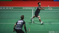 Hans-Kristian Vittinghus coba keluar dari tekanan, namun Ginting tidak kasih kesempatan. Hans sampai jatuh bangun saat kejar smash menyilang Ginting dan Ginting terus memimpin 8-4. Ginting tutup interval gim kedua 11-4.