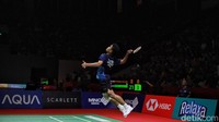 Ginting capai match point 20-8 setelah smash cepatnya masuk sempurna. Akhirnya Ginting menangi gim kedua dengan skor 21-10.
