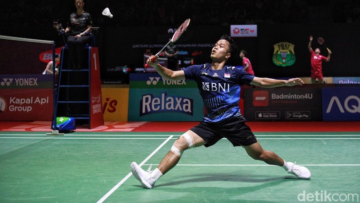 Anthony Sinisuka Ginting hadapi Hans-Kristian Vittinghus di Indonesia Open 2023. Ginting kunci tiket ke babak 16 besar dengan menang dua gim.