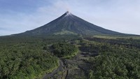 Gunung Mayon memiliki tinggi 2.462 meter (8.077 kaki). 