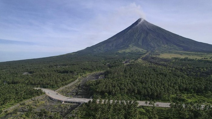 Gunung Mayon di Filipina mengalami erupsi. Sampai saat ini, gunung gerpati tersebut masih mengeluarkan uap panas.