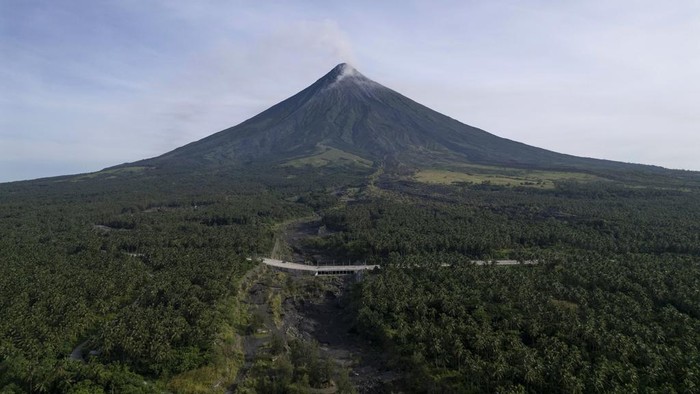Gunung Mayon di Filipina mengalami erupsi. Sampai saat ini, gunung gerpati tersebut masih mengeluarkan uap panas.