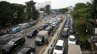 Kendaraan tampak mengular panjang di bawah terik mentari siang.  
