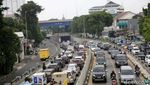 Harap Bersabar, Cuaca Panas dan Macet Sapa Jalan Basuki Rachmat