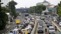 Kemacetan ini disebabkan adanya pekerjaan pemasangan box culvert di Jalan KH Abdullah Syafei.  