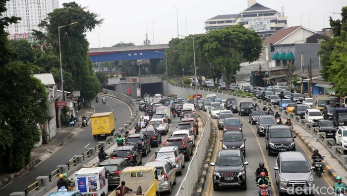 Kemacetan parah terjadi di Jalan Basuki Rachmat, Jakarta, siang ini. Begini pantauan kemacetan pada pukul 12.00 WIB.