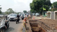 Proyek tersebut membuat jalan semakin meyempit.  