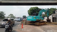 Tampak alat berat dikerahkan dalam proyek pemasangan box culvert.  