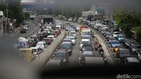 Kendaraan terjebak kemacetan di Jalan Jenderal Basuki Rachmat, Jakarta, Rabu (14/6/2023).  