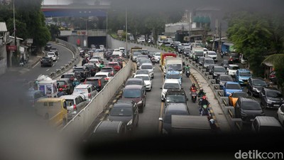 Harap Bersabar, Cuaca Panas dan Macet Sapa Jalan Basuki Rachmat