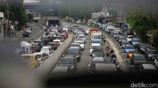Harap Bersabar, Cuaca Panas dan Macet Sapa Jalan Basuki Rachmat