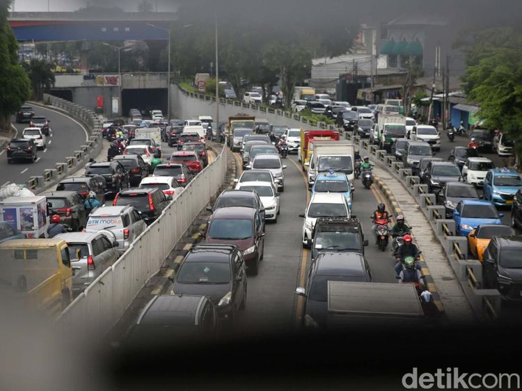 Melihat Kemacetan Jakarta yang Bikin Jam Kerja Mau Dibagi Jadi Dua