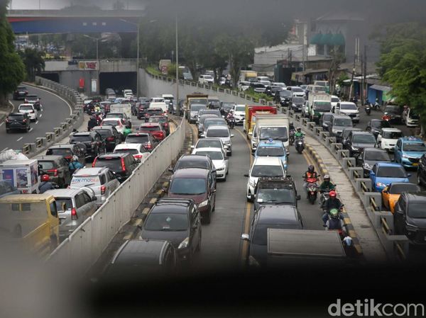 Melihat Kemacetan Jakarta yang Bikin Jam Kerja Mau Dibagi Jadi Dua