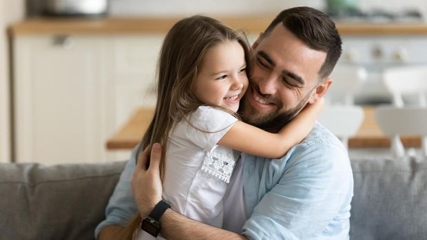 Hari Ayah Sedunia diperingati setiap bulan Juni. Peringatan Hari Ayah Sedunia berbeda dengan Hari Ayah Nasional. Yuk, simak serba-serbi Hari Ayah Sedunia 2023!