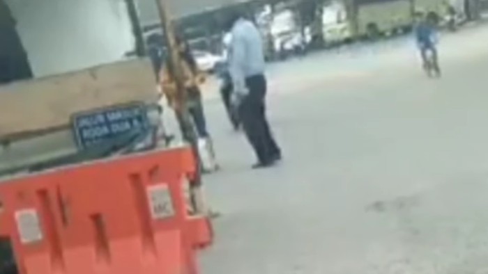Heboh penarikan retribusi ke pejalan kaki di Terminal Regional Daya, Makassar.
