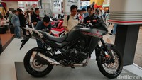 Honda XL750 TRANSALP menggunakan Inverted Telescopic Front Suspension dan Pro-Link Rear Monoshock yang bisa ketinggiannya bisa diatur. Kendaraan tersebut menggunakan ban dual-purpose yang telah dilengkapi Front Double Wavy Disc Brake serta ABS berkanal ganda. Foto: Septian Farhan Nurhuda/detik.com