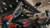 PT Astra Honda Motor (AHM) resmi meluncurkan Honda XL750 di Indonesia, Rabu (14/6). Kendaraan tersebut dihadirkan untuk konsumen premium yang gemar bertualang ke medan-medan berat. Foto: Septian Farhan Nurhuda/detik.com