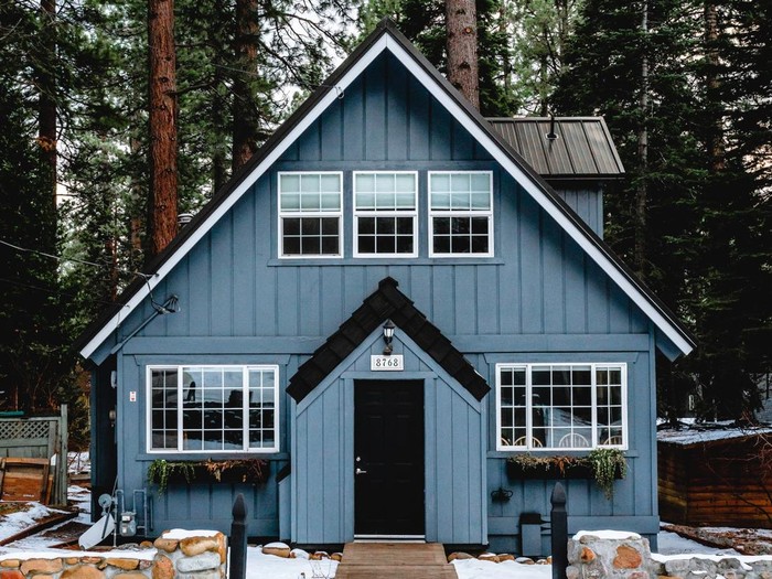 Ilustrasi cat rumah minimalis warna deep blue